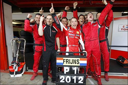 Робин Фряйнс празднует победу в чемпионате вместе с командой