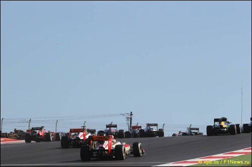 Пилоты HRT ведут борьбу с соперниками на трассе Гран При США. Пытаются вести