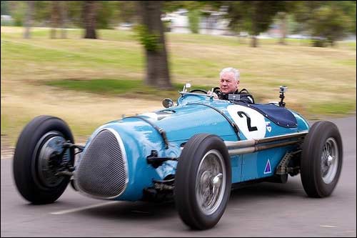 Алан Джонс за рулем машины своего отца, Стэна Джонса, принимавшего участие в Гран При Австралии 1953-го года