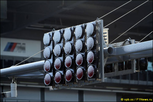 Занесенный снегом стартовый светофор на Нюрбургринге