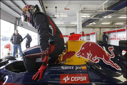 Карлос Сайнс на тестах в Эшториле