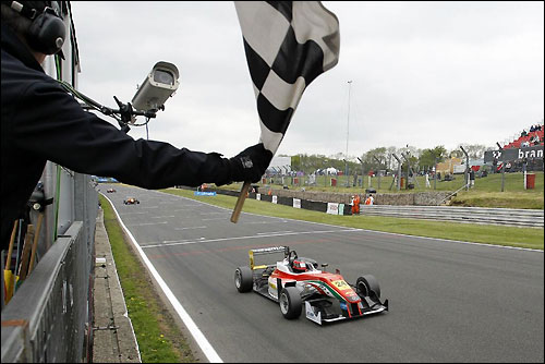 Лукас Ауэр пересек линию финиша вторым, но в итоге победа досталась именно ему