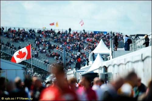 Канадский флаг над автодромом имени Жиля Вильнёва