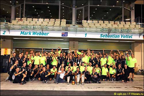 Команда Red Bull отмечает победу в Гран При Абу-Даби 2013.