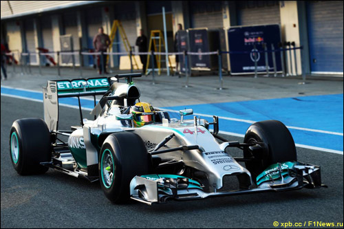Льюис Хэмилтон покидает боксы в Хересе на новой Mercedes F1 W05