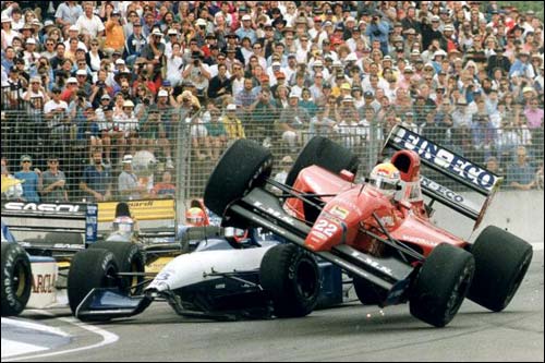 Авария Пьерлуиджи Мартини на первом круге гонки в Аделаиде