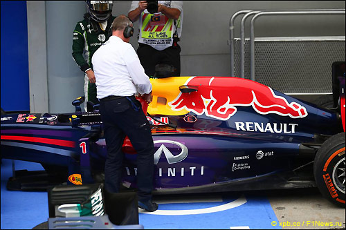 Red Bull RB10 проходит техническую инспекцию FIA