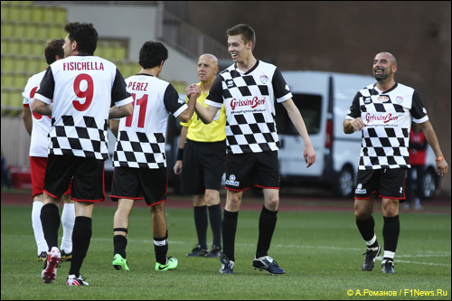 Даниил Квят принимает поздравления