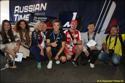 Победители конкурса F1News.Ru с пилотом Russian Time Артёмом Маркеловым