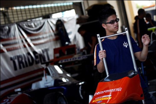 Кан Линг в боксах Trident в Абу-Даби