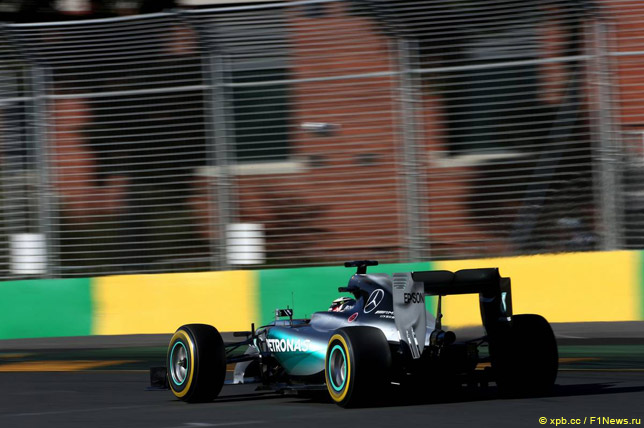 Льюис Хэмилтон на трассе в Мельбурне