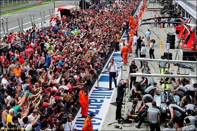 Болельщики во время допуска на пит-лейн в четверг...