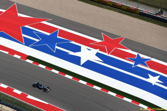 Льюис Хэмилтон на трассе в Остине