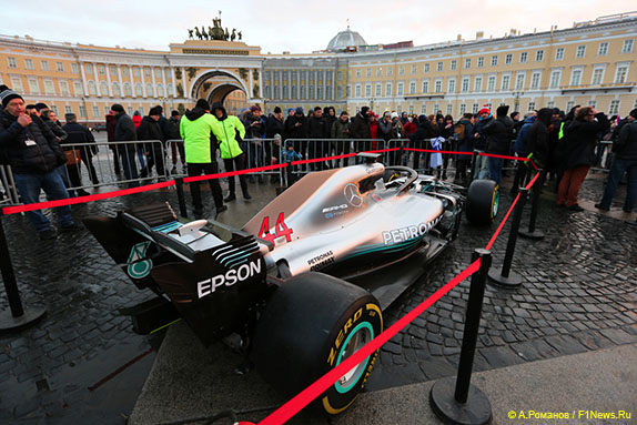 Машина Льюиса Хэмилтона