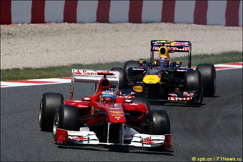 Фернандо Алонсо и Марк Уэббер на трассе Гран При Испании