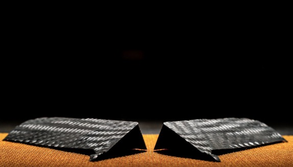 Карбоновые вставки в плоскость переднего крыла, повышающие её прочность, фото Aston Martin F1