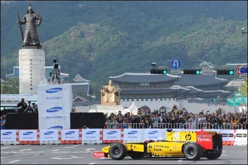 Renault R29 на улицах Сеула