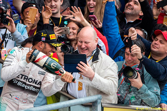 Льюис Хэмилтон празднует победу в Гран При США и в чемпионате