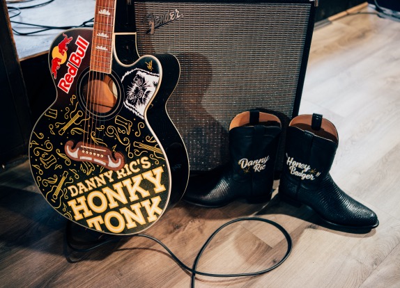 Даниэль Риккардо основательно подготовился к визиту в Нэшвилл, фото Red Bull