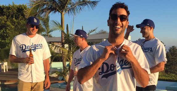 Даниэль Риккардо вместе с игроками клуба LA Dodgers