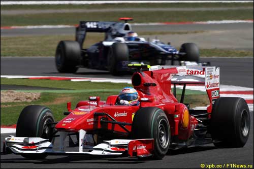 Фернандо Алонсо за рулем F10 в
Сильверстоуне