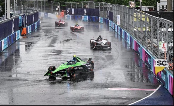 Гонка началась только после двух безуспешных попыток, и все три раза пелотон первые круги проехал за сейфти-каром