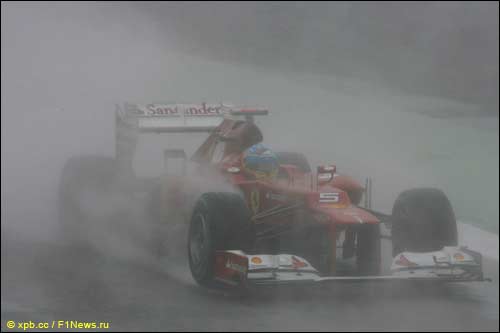 Фернандо Алонсо на трассе в Сильверстоуне