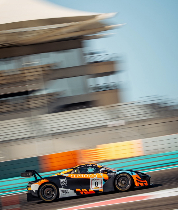 McLaren команды Garage 59 на трассе в Абу-Даби