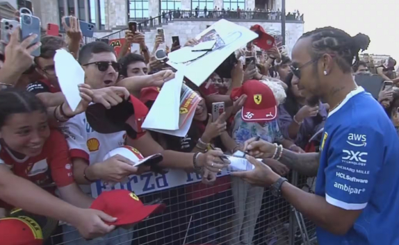 Льюис Хэмилтон раздаёт автографы в Милане