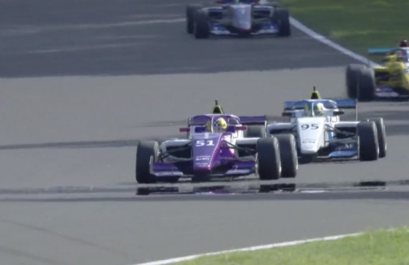 Ирина Сидоркова сдерживает (№51) сдерживает натиск Бейтске Виссер, фото W Series