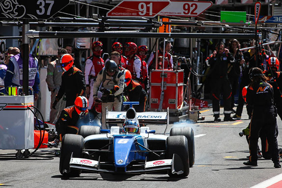 Один из ключевых моментов гонки - пит-стоп Исаакяна