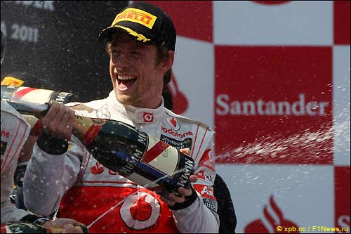 Дженсон Баттон на подиуме в Барселоне