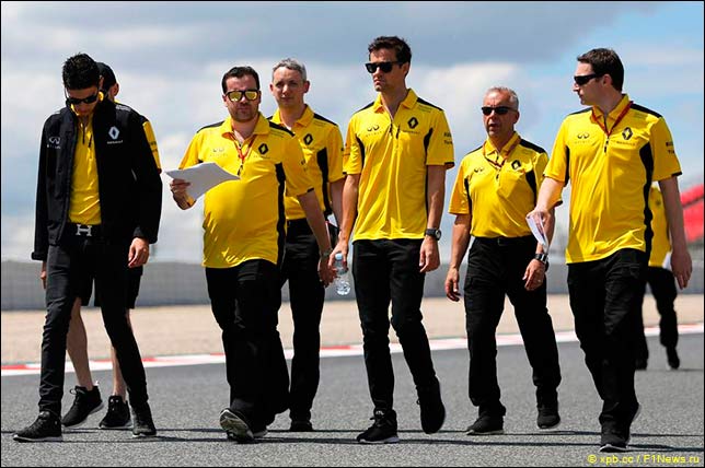 Эстебан Окон и Джолион Палмер во время прогулки по трассе