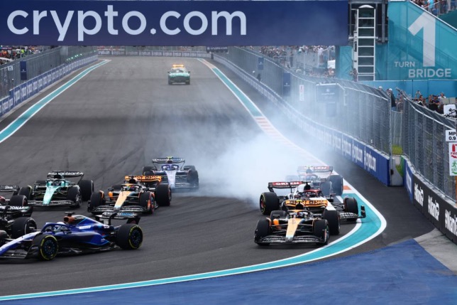 На старте Ник де Вриз заблокировал колёса на тормозении и врезался в McLaren Ландо Норриса, фото XPB