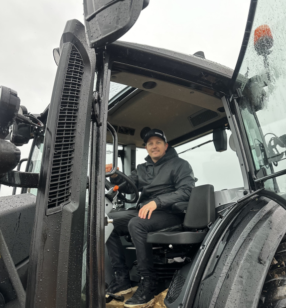 Кими Райкконен в кабине своего нового трактора, фото из социальных сетей
