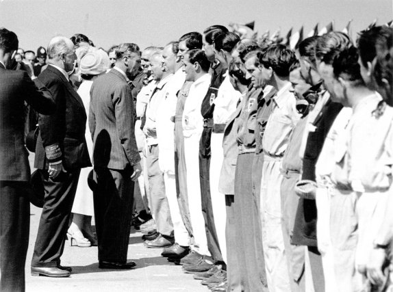 Король Георг VI приветствует участников Гран При Великобритании 1950 года