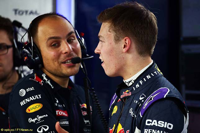 Даниил Квят и его его гоночный инженер Джанпьеро Ламбьязе