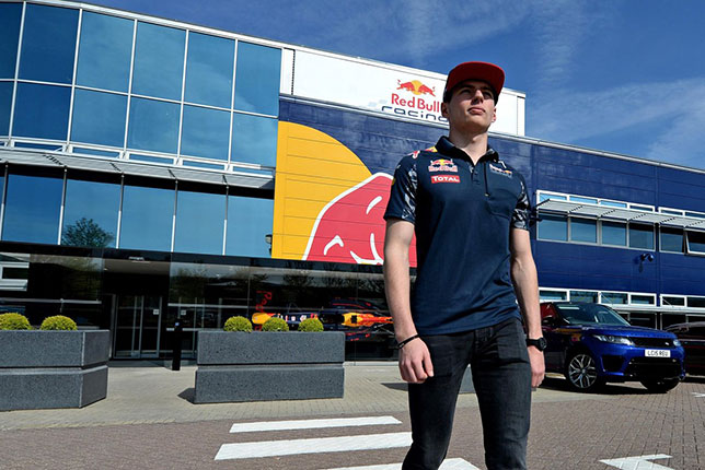 Макс Ферстаппен на базе Red Bull Racing в Милтон-Кинсе