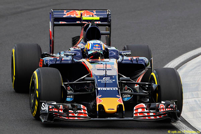 Карлос Сайнс на трассе в Венгрии