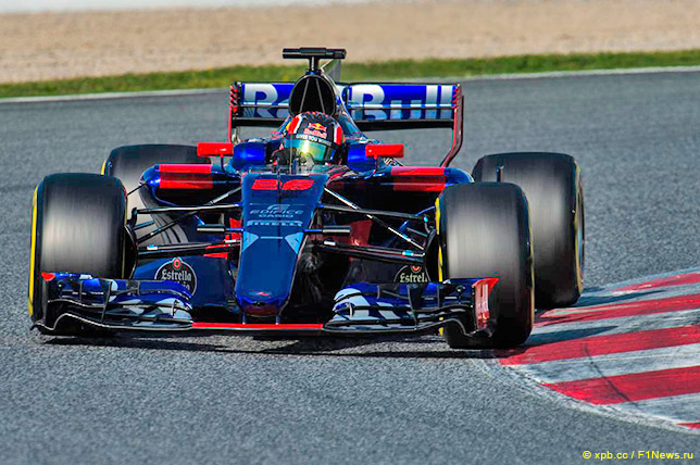 Даниил Квят на трассе в Барселоне