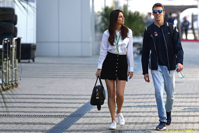 Келли Пике и Даниил Квят в паддоке Сочи Автодрома в воскресенье