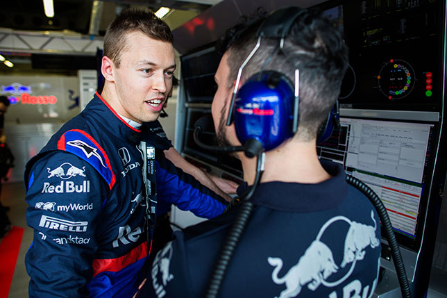 Даниил Квят и его гоночный инженер Маттиа Спини