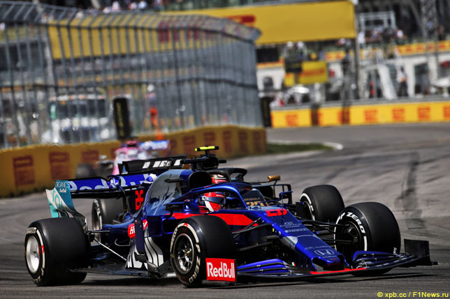 Даниил Квят обгоняет Кевина Магнуссена