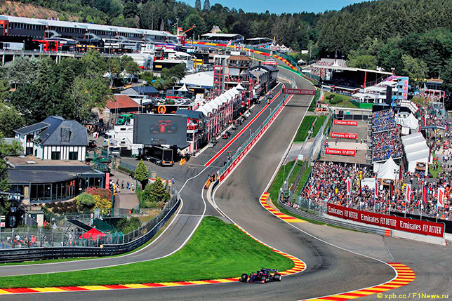 Даниил Квят на трассе в Спа