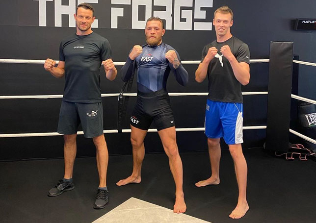 Даниил Квят и Конор Макгрегор (в центре)