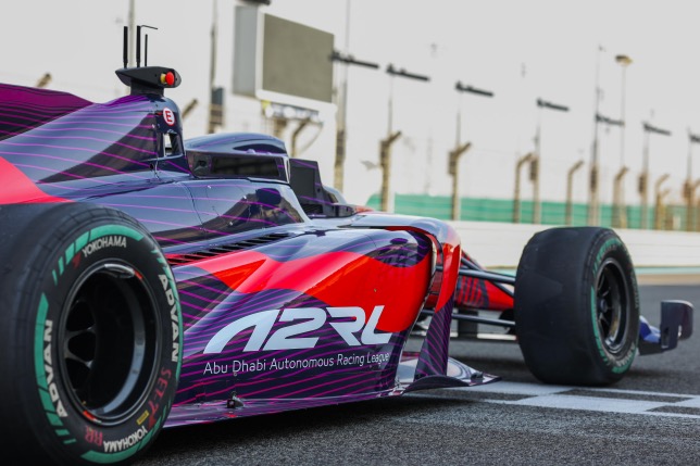 Беспилотная машина серии A2RL на трассе в Абу-Даби, фото пресс-службы серии