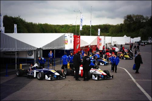 Паддок Формулы 3 в Брэндс-Хэтч
