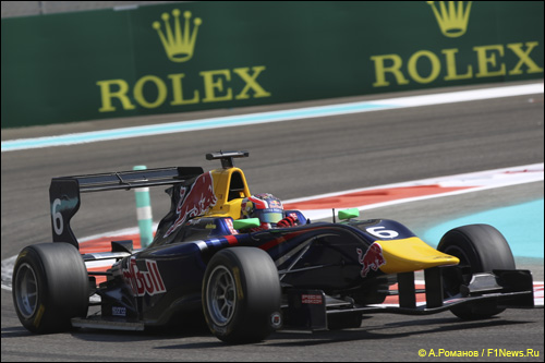 Даниил Квят на трассе в Абу-Даби