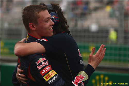 Даниил Квят принимает поздравления от коллег по команде