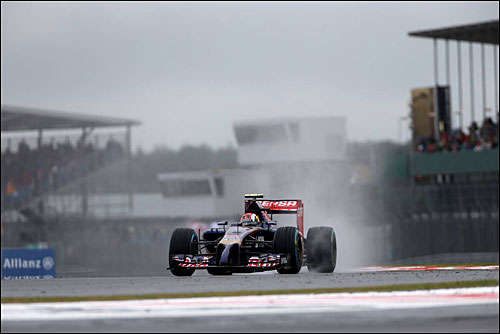 Даниил Квят на трассе в Сильверстоуне